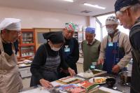 先生が見本で巻いている