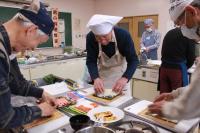 一班が恵方巻を巻いている様子