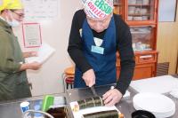 恵方巻を切っている