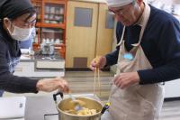 揚げを炊いている