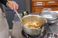 揚げを調味料を入れて炊いている