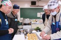 詰めているところを見ている