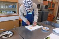 ささみの筋を取っている