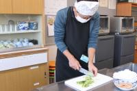 きゅうりを切っている