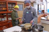 そうめんを湯がいている