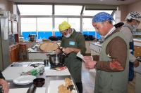 レシピの確認をしている