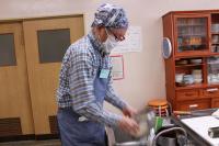 そうめんの水を切っている