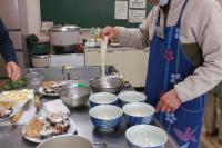 そうめんを皿に分けている