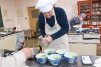 きゅうりを分けている