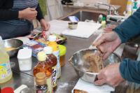 クッキーの生地をこねている