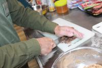 チョコレートを砕いている