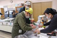 くっきーの生地を棒状に整えている