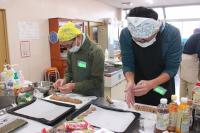 クッキーを均等に切っている