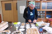 焼きあがったクッキーを分けている