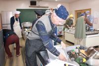 まな板を洗っている