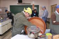 寿司桶を洗っている