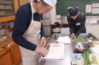 エビをミンチにしている