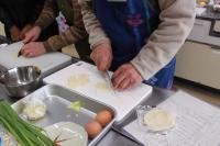 餃子の皮を千切りにしている