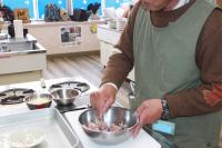 ミンチを混ぜている