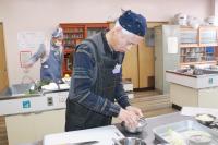 玉ねぎに片栗粉をまぶしている