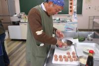 ミンチを丸めている