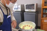 キャベツの上にミンチを置いている