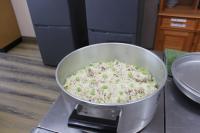 餃子の皮をのせている