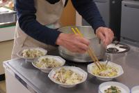 シュウマイを取り分けている