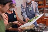 もやしににらを追加している