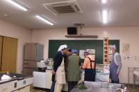 調味料の確認をしている