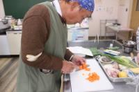 人参を切っている