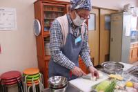 大根を切っている