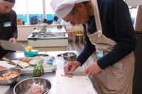 豚肉を切っている