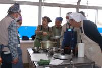 粕汁の鍋をのぞいている