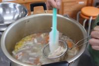 酒粕をこしている