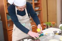 レモンの皮をこすっている