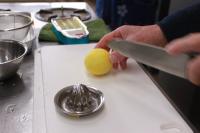 レモンを切ろうとしている