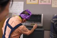 オーブンをセットしている