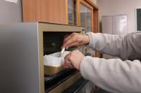 ケーキにカットを入れている