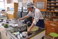 皿を洗っている