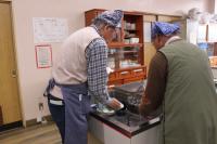 二人で皿を洗っている