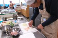 エビをつぶしている