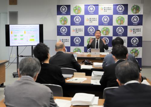 当初予算について記者へ説明する様子