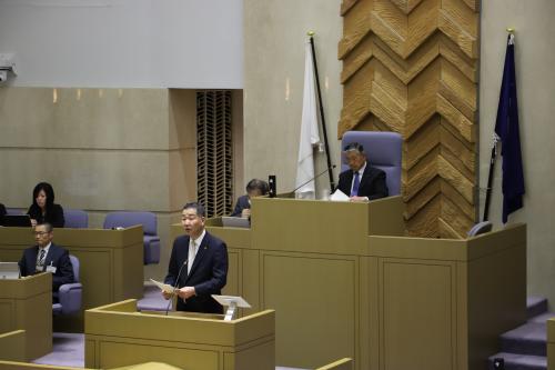 施政方針を述べる様子