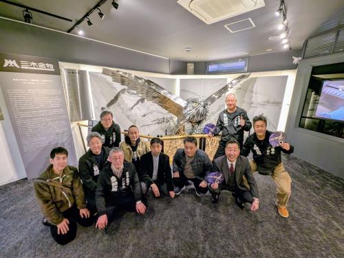 道の駅みきに設置されている金物鷲と三木金物商工協同組合連合会の皆様