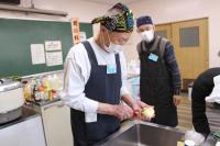 じゃが芋を剥いている