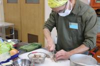 すじ肉を切っている