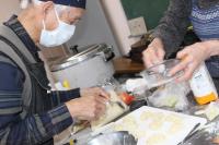 小麦粉をまぶしている