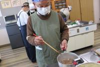 すじ肉を煮ている