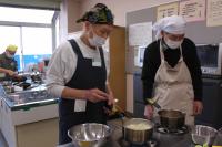 じゃが芋をゆでている